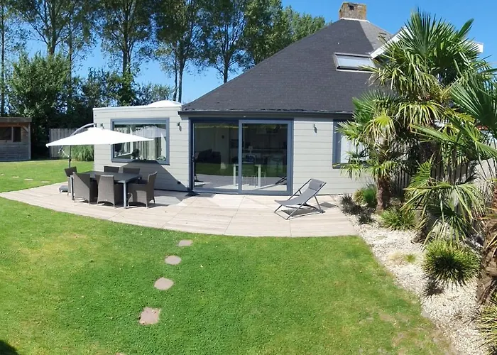 Luxurioeses Ferienhaus Mit Sauna Und Kamin Fuer 6 Personen Mit Grossem Garten In Suedlage,