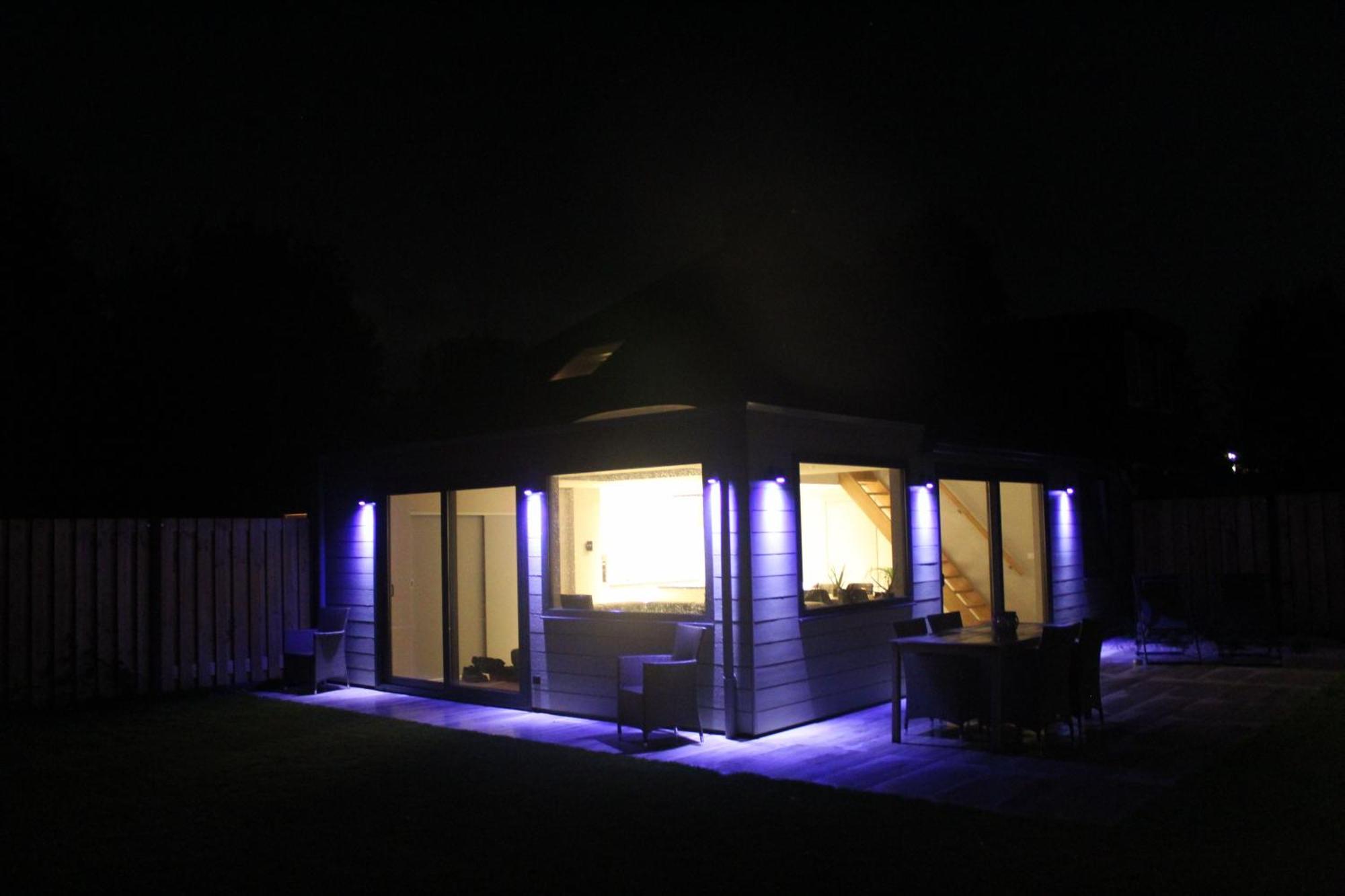 Luxurioeses Mit Sauna Und Kamin Fuer 6 Personen Mit Grossem Garten In Suedlage, Vakantiehuis *