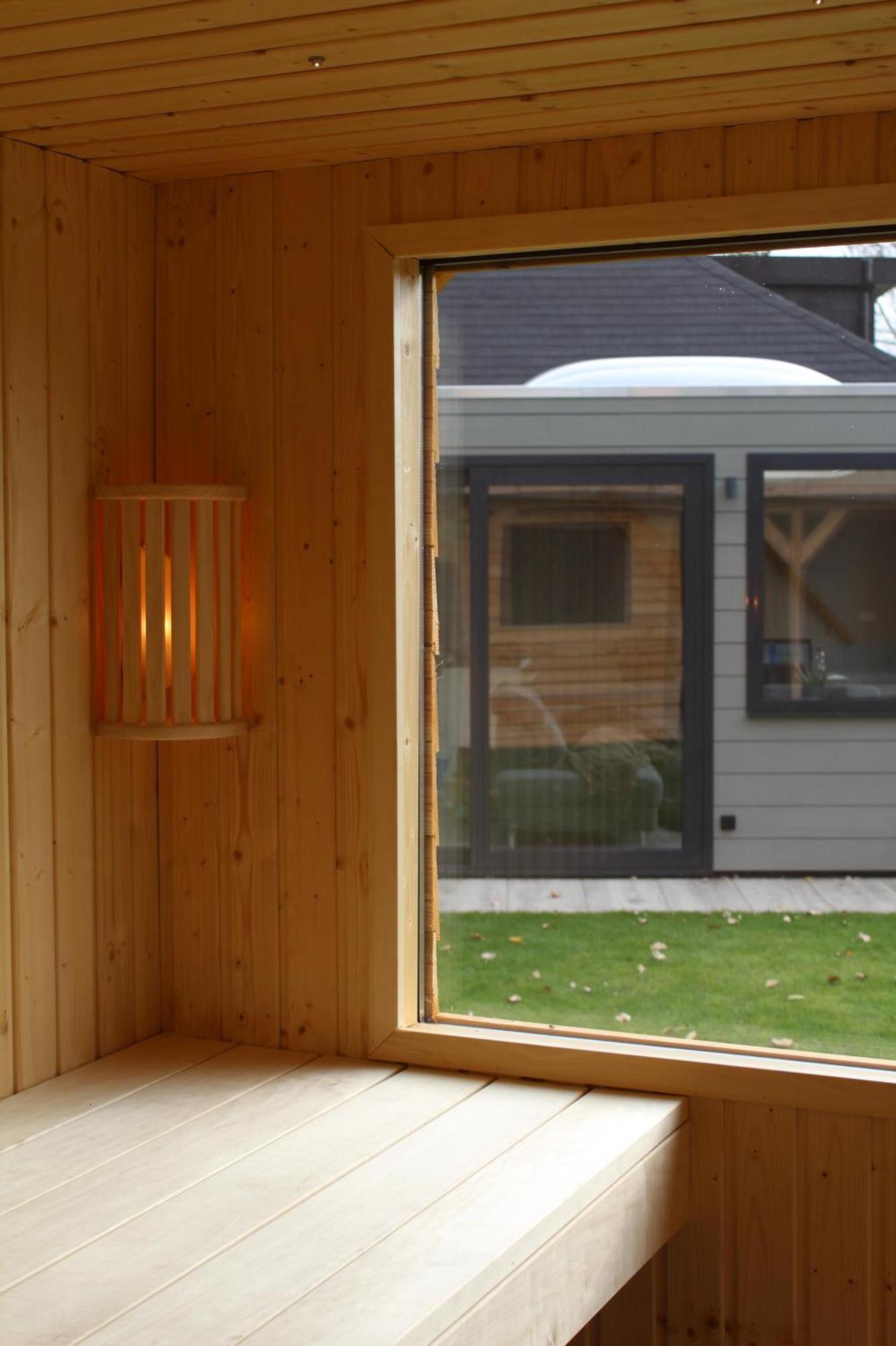 Vakantiehuis Luxurioeses Mit Sauna Und Kamin Fuer 6 Personen Mit Grossem Garten In Suedlage, *