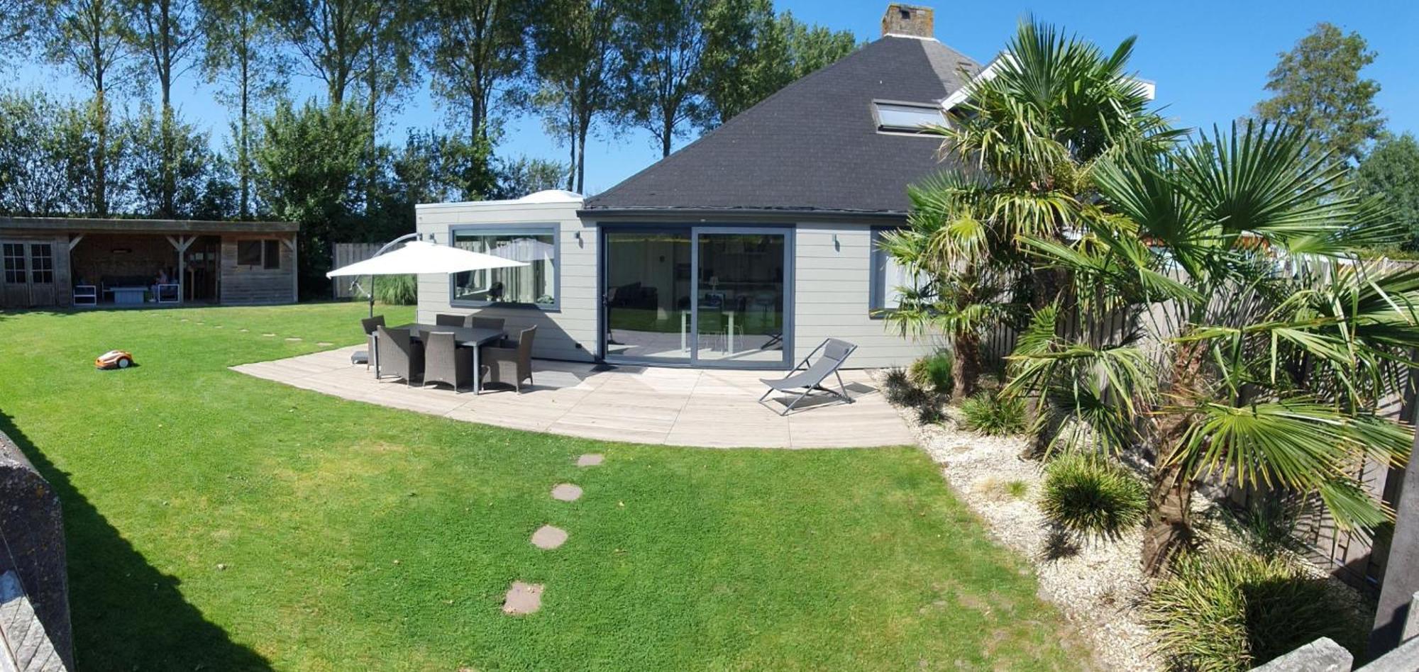 Vakantiehuis Luxurioeses Mit Sauna Und Kamin Fuer 6 Personen Mit Grossem Garten In Suedlage, *