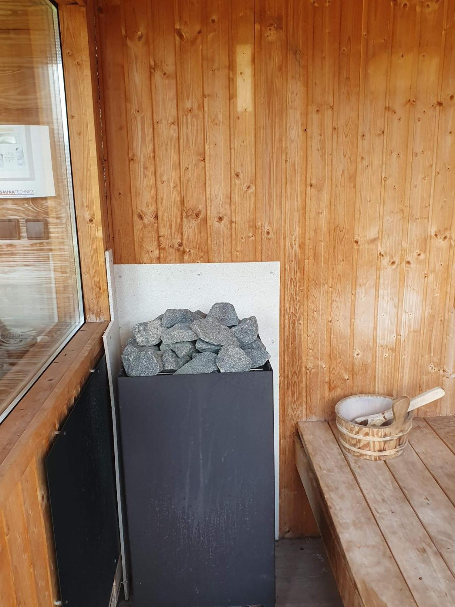 Luxurioeses Mit Sauna Und Kamin Fuer 6 Personen Mit Grossem Garten In Suedlage, Vakantiehuis *
