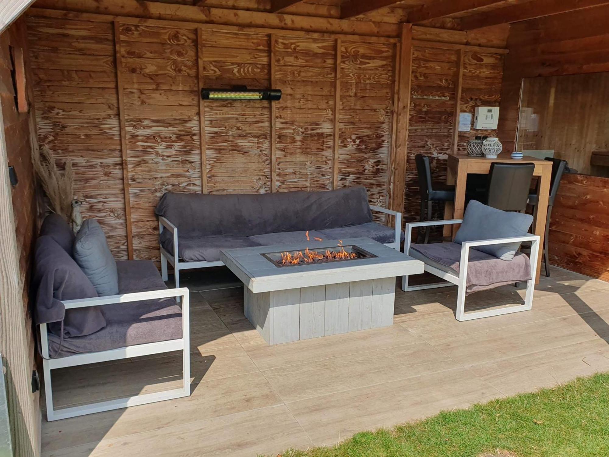 Luxurioeses Mit Sauna Und Kamin Fuer 6 Personen Mit Grossem Garten In Suedlage,