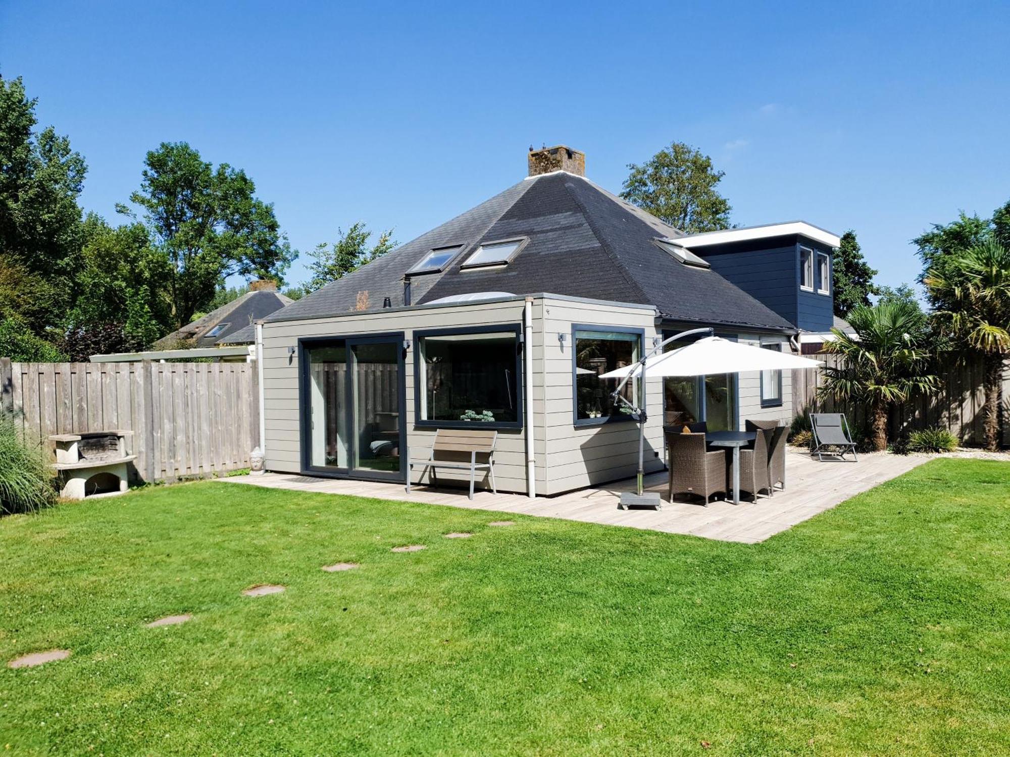 Luxurioeses Mit Sauna Und Kamin Fuer 6 Personen Mit Grossem Garten In Suedlage, *