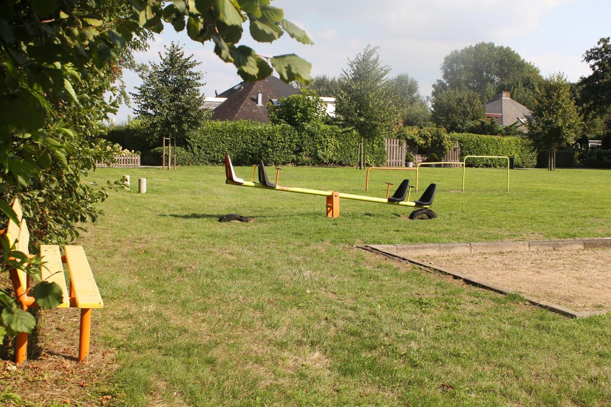 Vakantiehuis Luxurioeses Mit Sauna Und Kamin Fuer 6 Personen Mit Grossem Garten In Suedlage, *